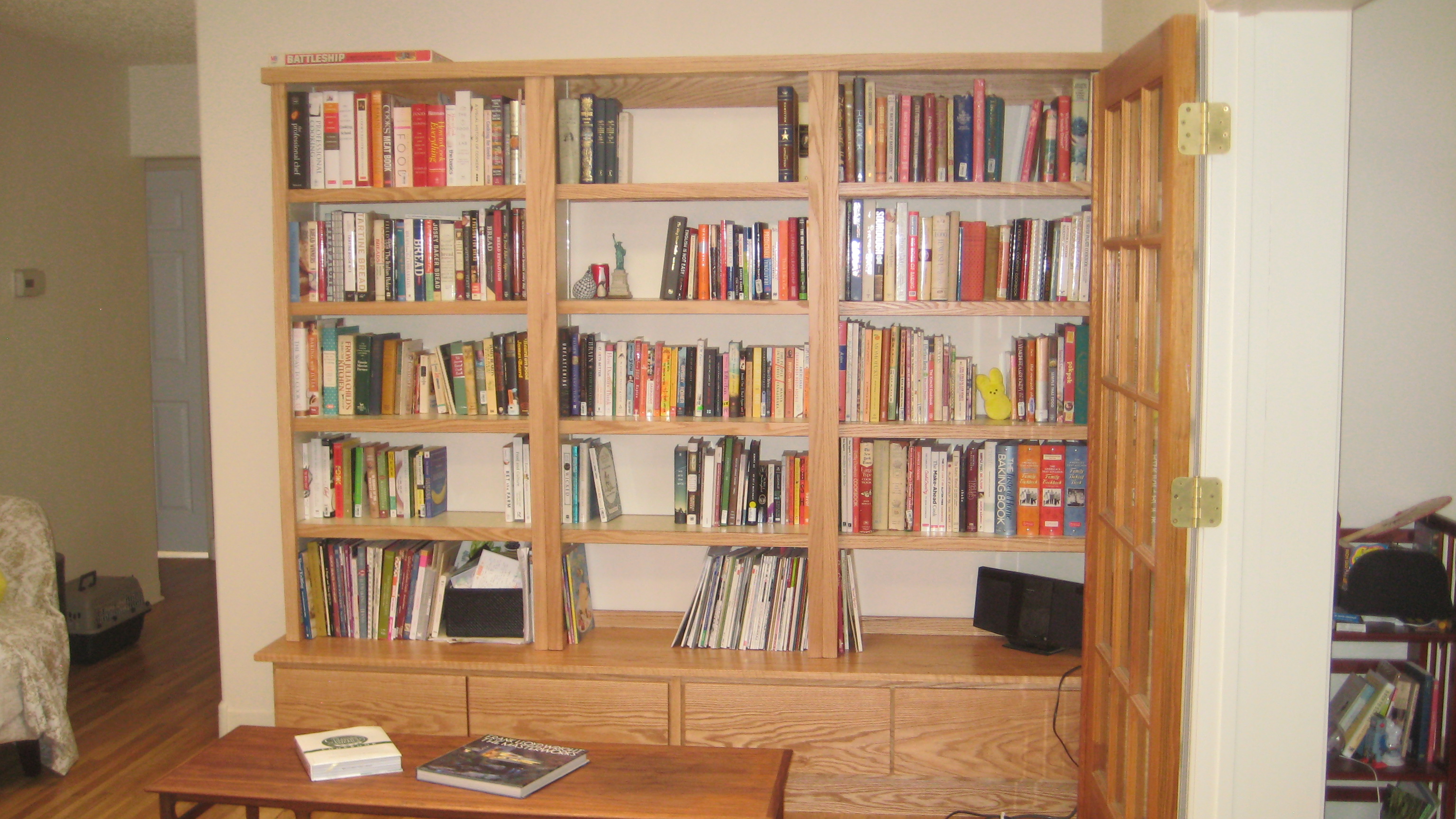 Oak bookshelf with melamine shelving